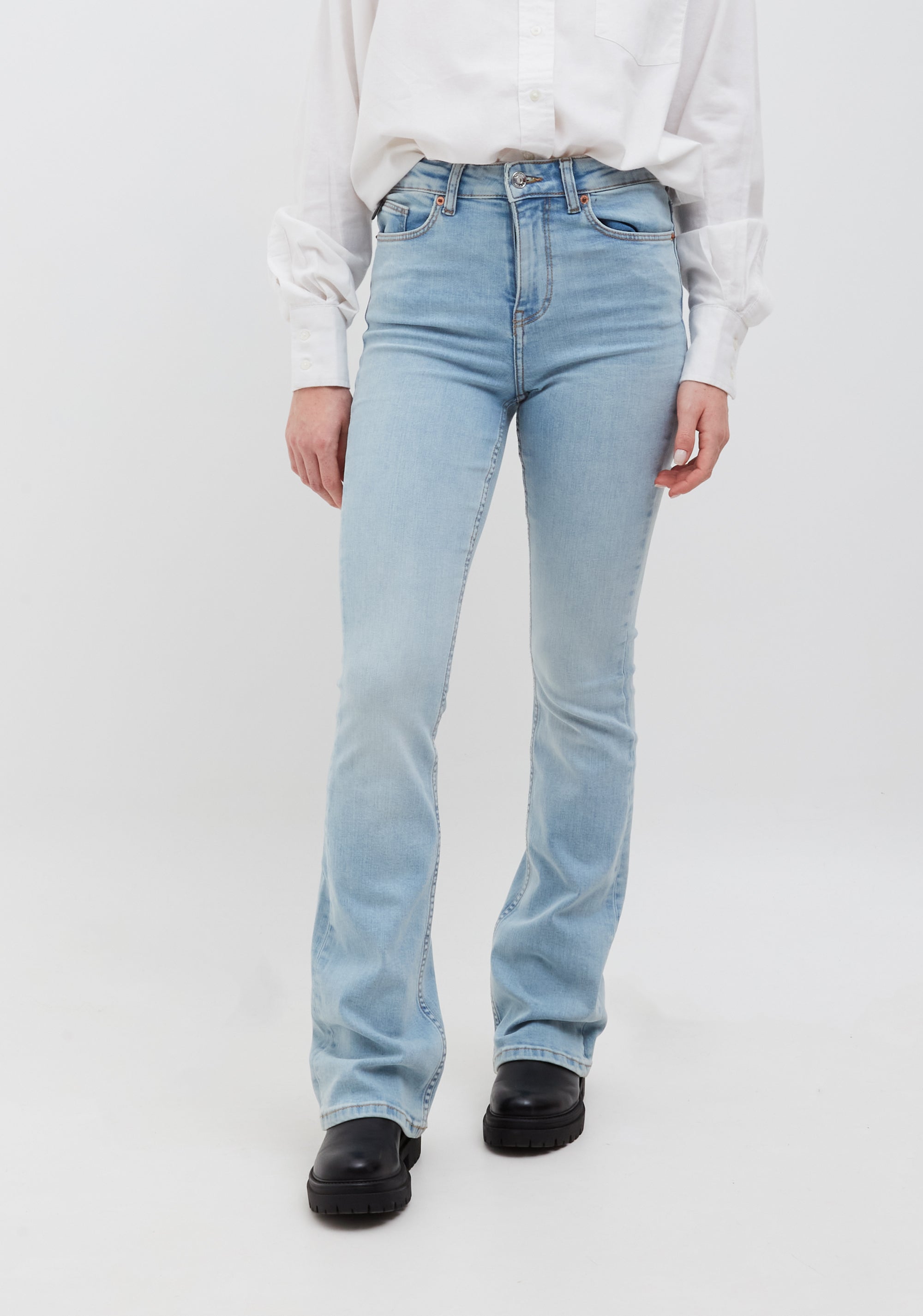 Jeans bootcut in denim con lavaggio chiaro XT-STUDIO X123SVA001D45503-062_6d51dbdf-53f8-40a1-8120-602447a53fbb